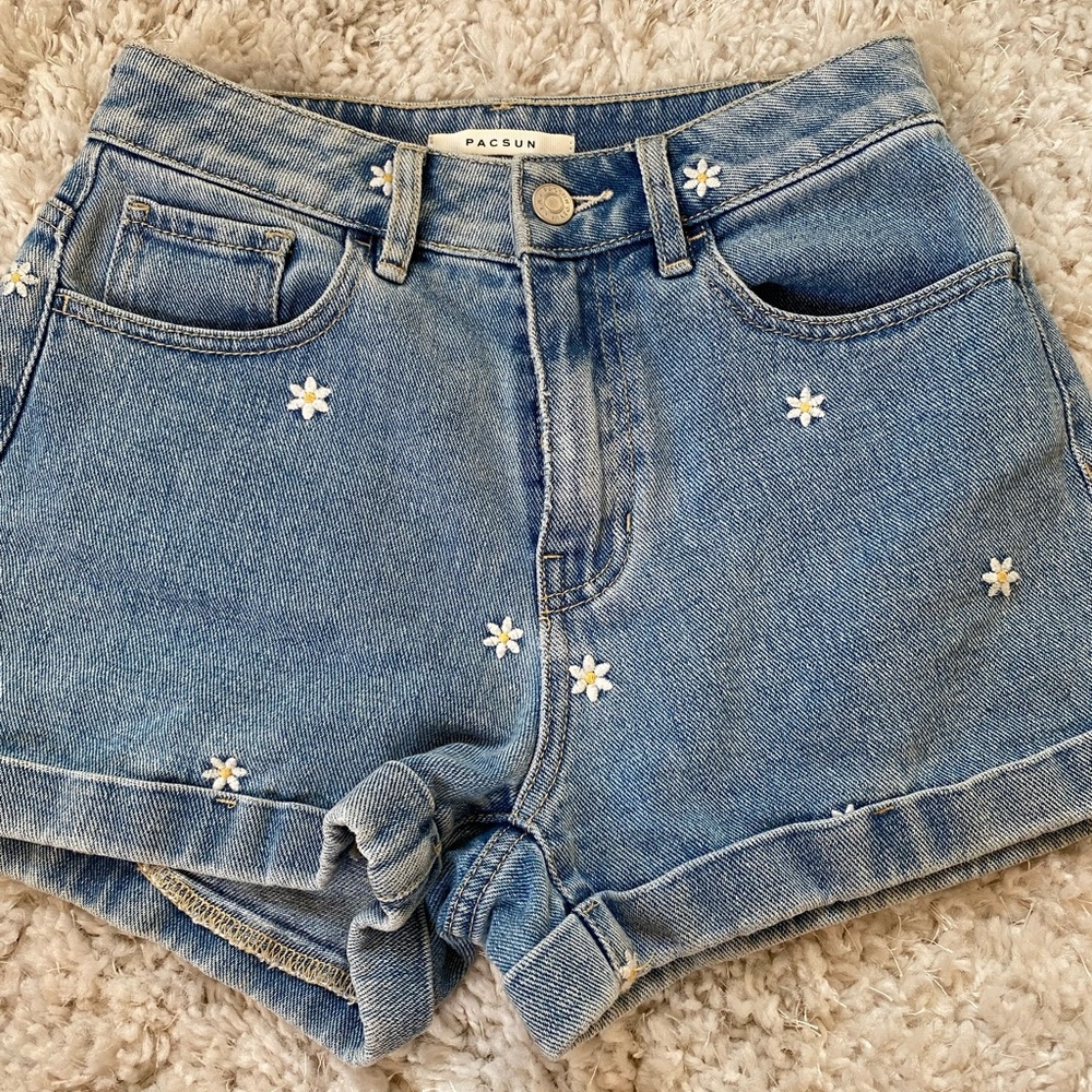 Blue pacsun mom jean shorts with flower details size 24